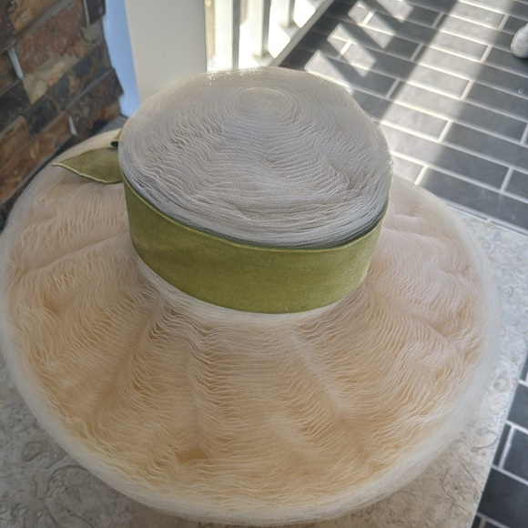 Vintage Elegant White and Green Women's tulle Hat with green bow - Picture 1 of 7